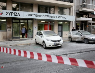 Επίθεση με μολότοφ στα γραφεία του ΣΥΡΙΖΑ στην Κουμουνδούρου! (φωτό) (upd)